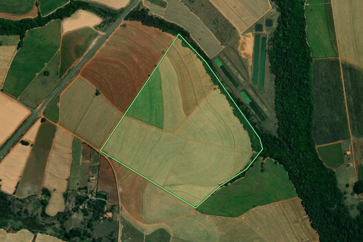 Imagem de satélite do imóvel rural em Ipeúna (SP), com o contorno declarado no CAR desenhado por cima.