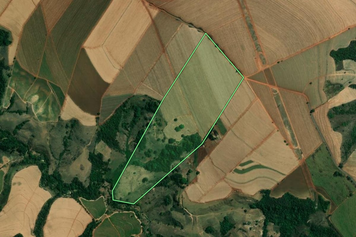 Imagem de satélite do imóvel rural em Ipeúna (SP), com o contorno declarado no CAR desenhado por cima.