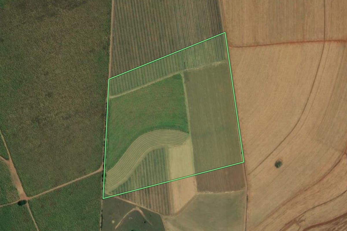 Imagem de satélite do imóvel rural em Ipeúna (SP), com o contorno declarado no CAR desenhado por cima.