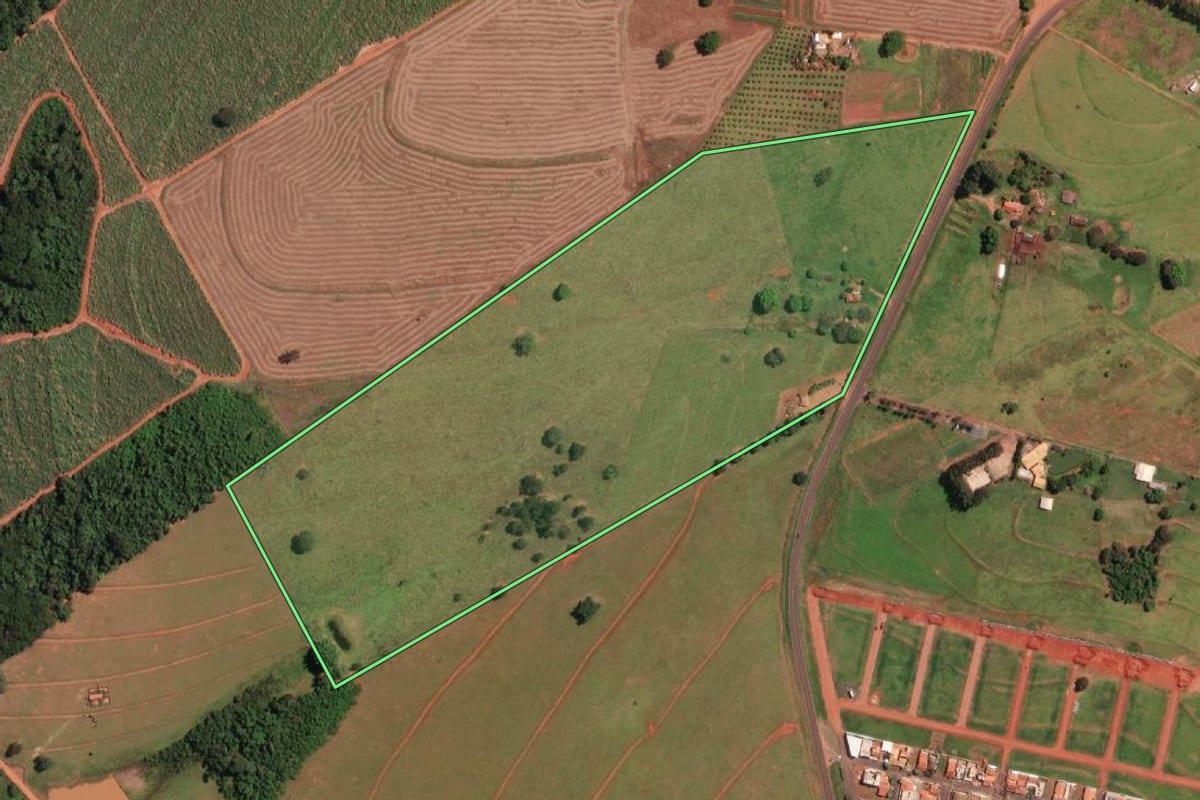 Imagem de satélite do imóvel rural em Ipiguá (SP), com o contorno declarado no CAR desenhado por cima.