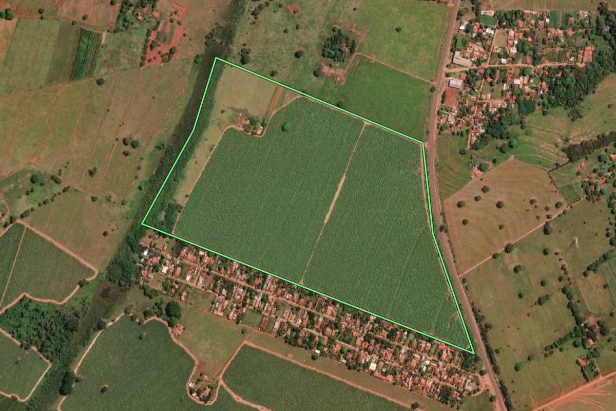 Imagem de satélite do imóvel rural em Ipiguá (SP), com o contorno declarado no CAR desenhado por cima.