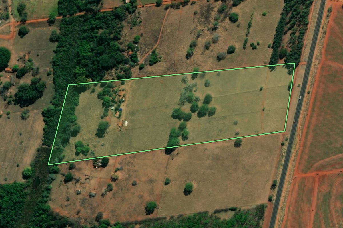 Imagem de satélite do imóvel rural em Ipiguá (SP), com o contorno declarado no CAR desenhado por cima.