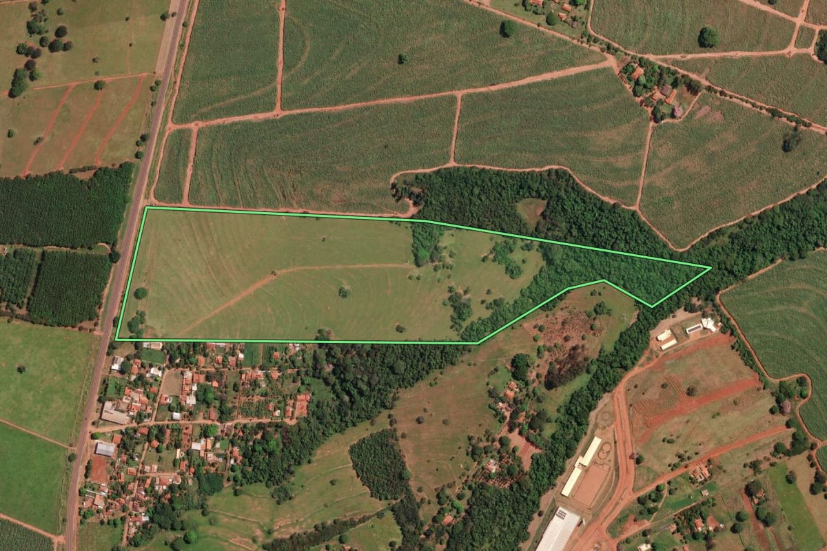 Imagem de satélite do imóvel rural em Ipiguá (SP), com o contorno declarado no CAR desenhado por cima.