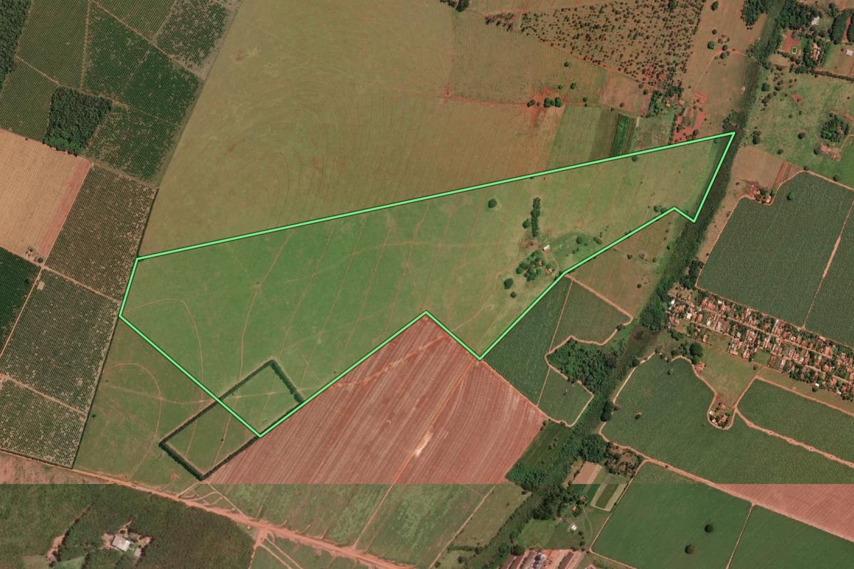 Imagem de satélite do imóvel rural em Ipiguá (SP), com o contorno declarado no CAR desenhado por cima.