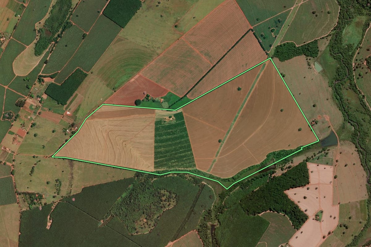 Imagem de satélite do imóvel rural em Ipiguá (SP), com o contorno declarado no CAR desenhado por cima.