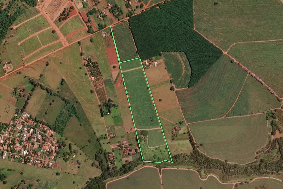 Imagem de satélite do imóvel rural em Ipiguá (SP), com o contorno declarado no CAR desenhado por cima.