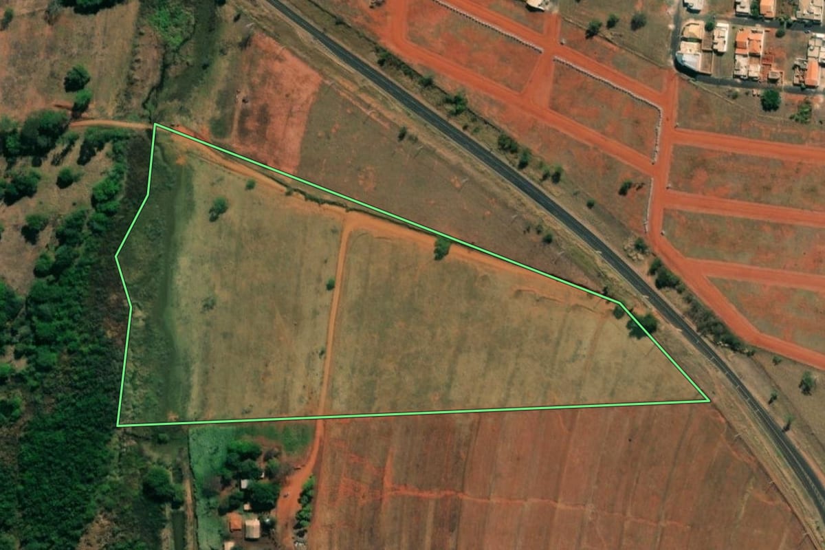 Imagem de satélite do imóvel rural em Ipiguá (SP), com o contorno declarado no CAR desenhado por cima.