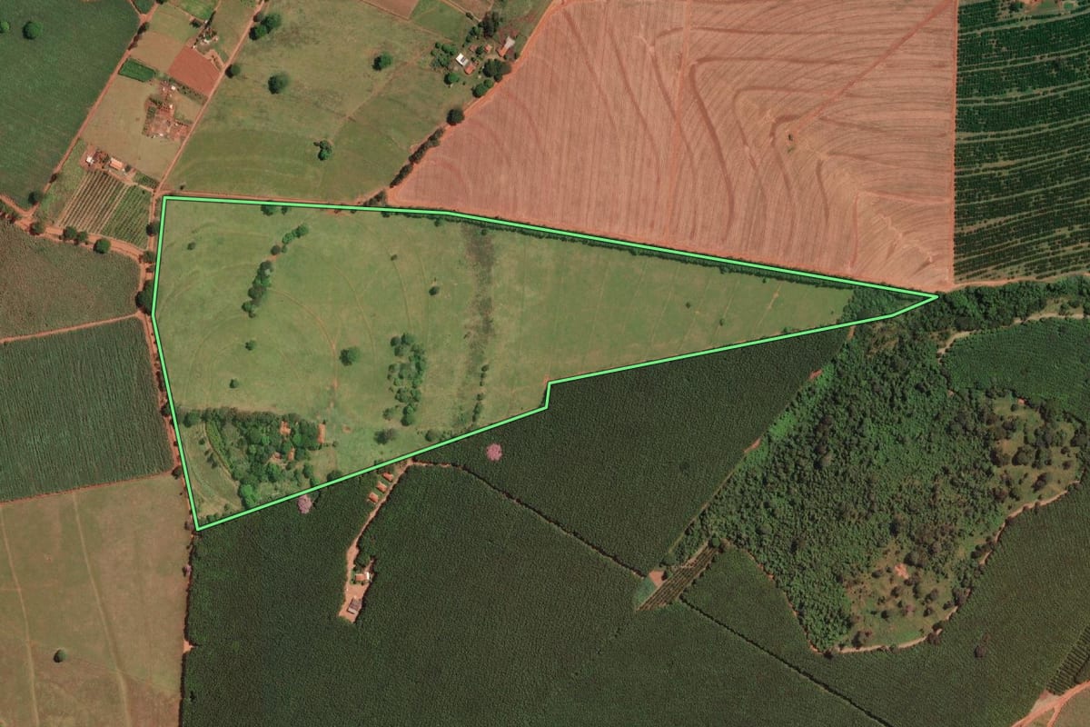 Imagem de satélite do imóvel rural em Ipiguá (SP), com o contorno declarado no CAR desenhado por cima.