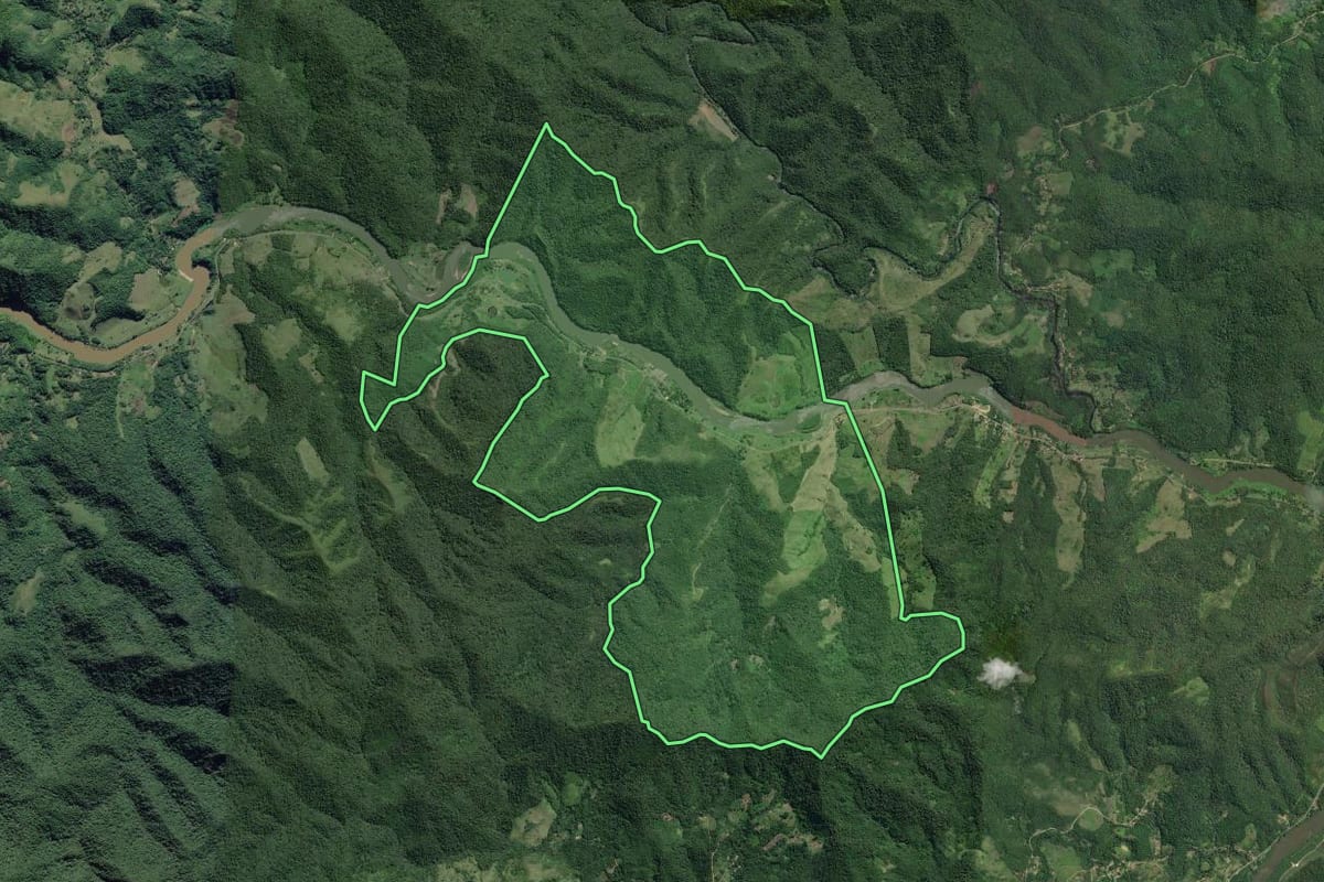Imagem de satélite do imóvel rural em Iporanga (SP), com o contorno declarado no CAR desenhado por cima.