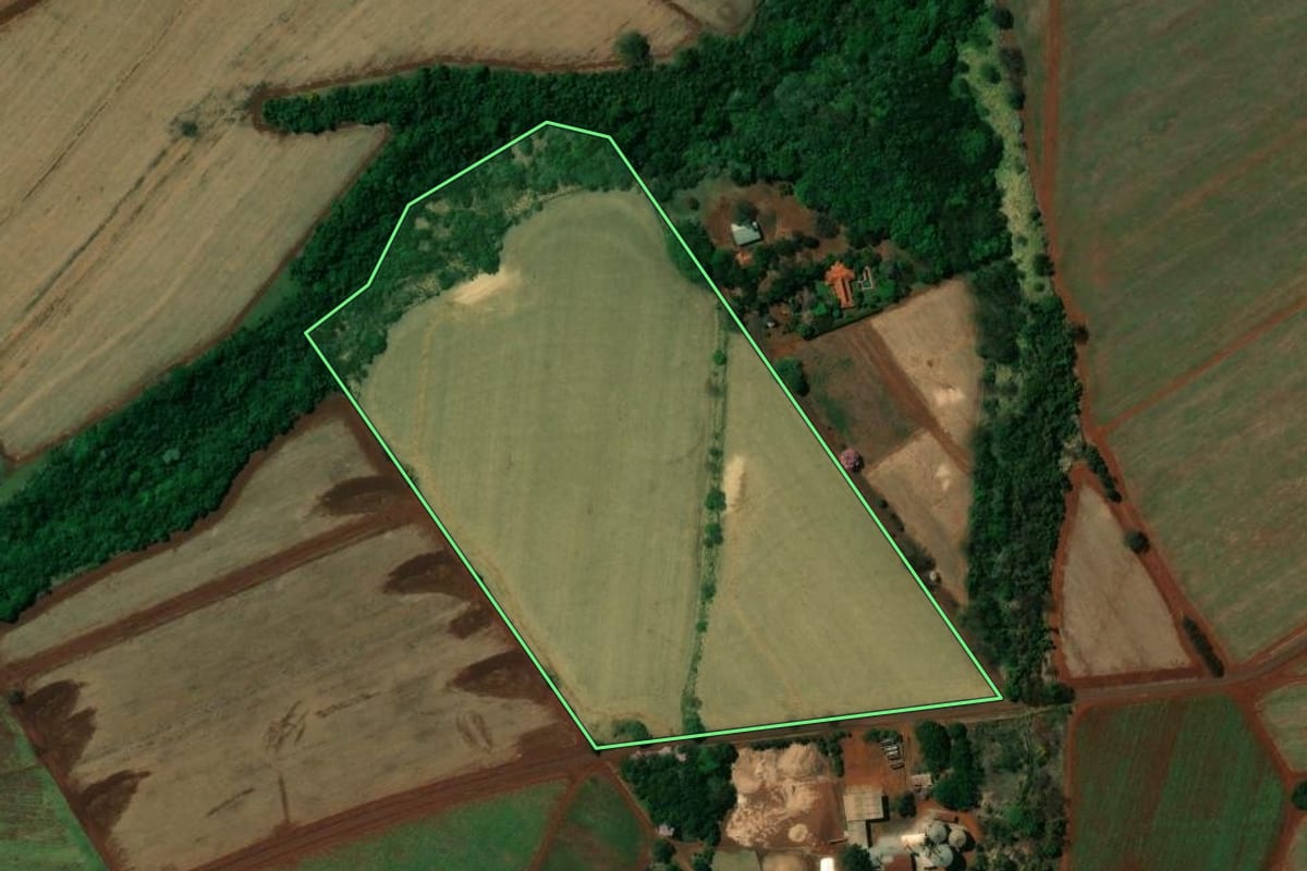 Imagem de satélite do imóvel rural em Ipuã (SP), com o contorno declarado no CAR desenhado por cima.