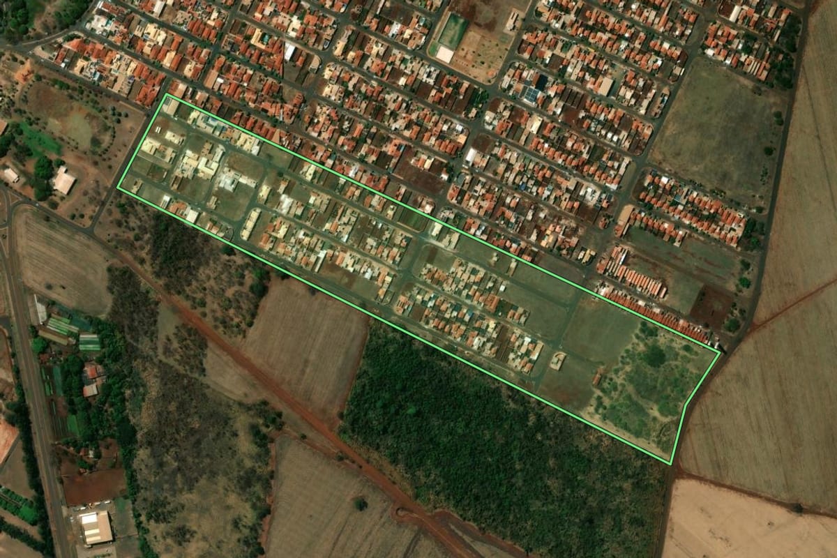 Imagem de satélite do imóvel rural em Ipuã (SP), com o contorno declarado no CAR desenhado por cima.