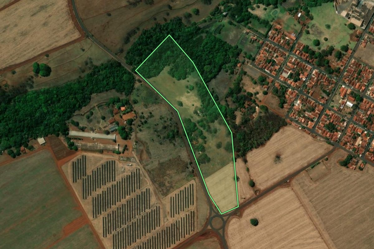 Imagem de satélite do imóvel rural em Ipuã (SP), com o contorno declarado no CAR desenhado por cima.