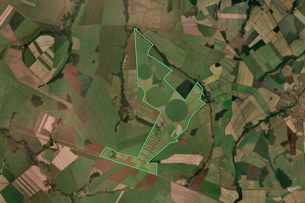 Imagem de satélite do imóvel rural em Ipuã (SP), com o contorno declarado no CAR desenhado por cima.