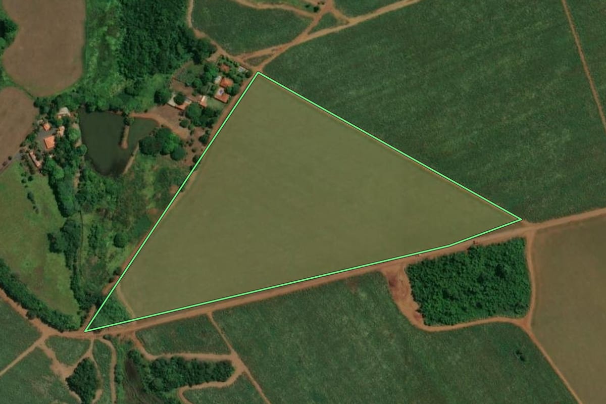 Imagem de satélite do imóvel rural em Ipuã (SP), com o contorno declarado no CAR desenhado por cima.