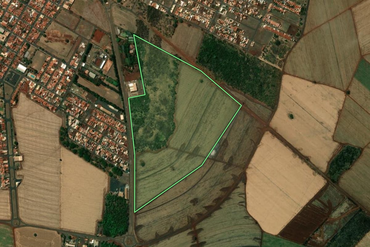 Imagem de satélite do imóvel rural em Ipuã (SP), com o contorno declarado no CAR desenhado por cima.