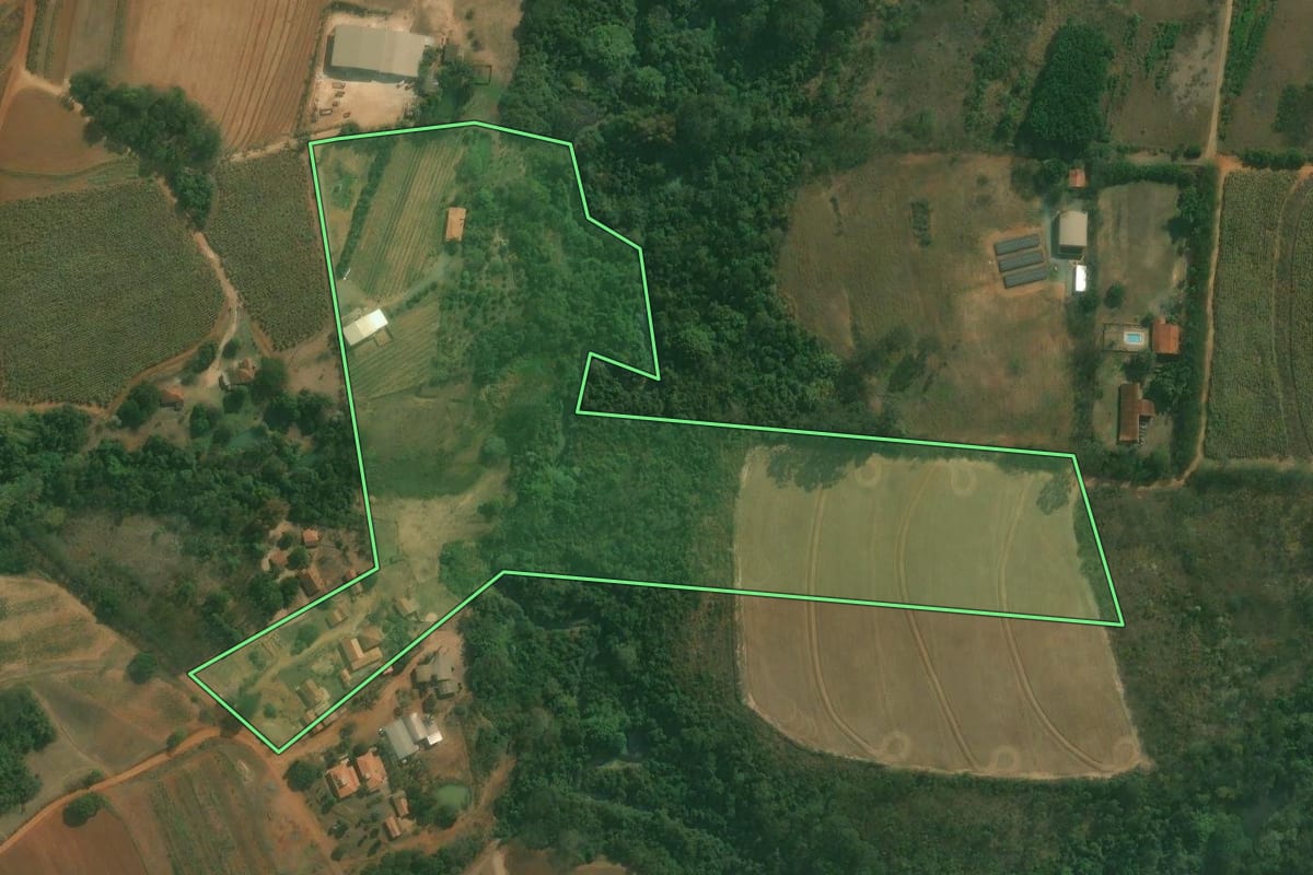 Imagem de satélite do imóvel rural em Iracemápolis (SP), com o contorno declarado no CAR desenhado por cima.