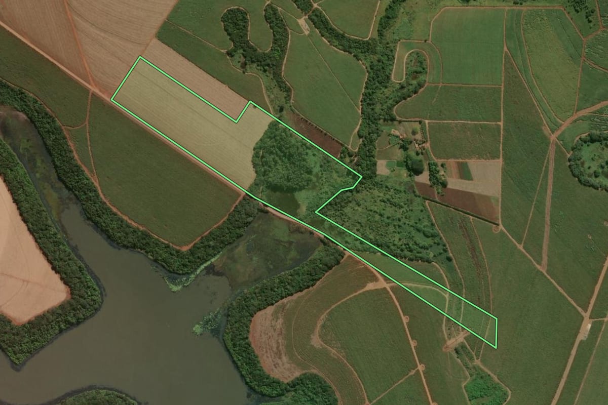 Imagem de satélite do imóvel rural em Iracemápolis (SP), com o contorno declarado no CAR desenhado por cima.