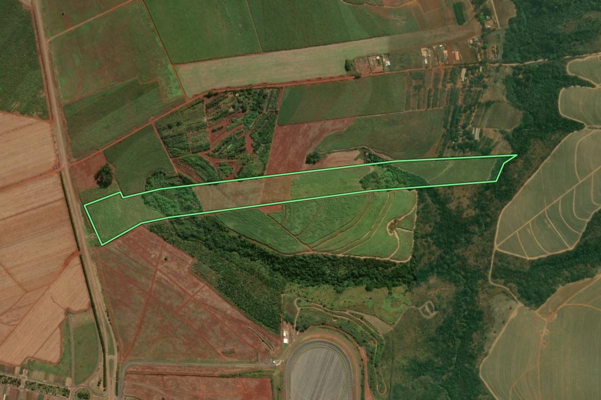 Imagem de satélite do imóvel rural em Iracemápolis (SP), com o contorno declarado no CAR desenhado por cima.
