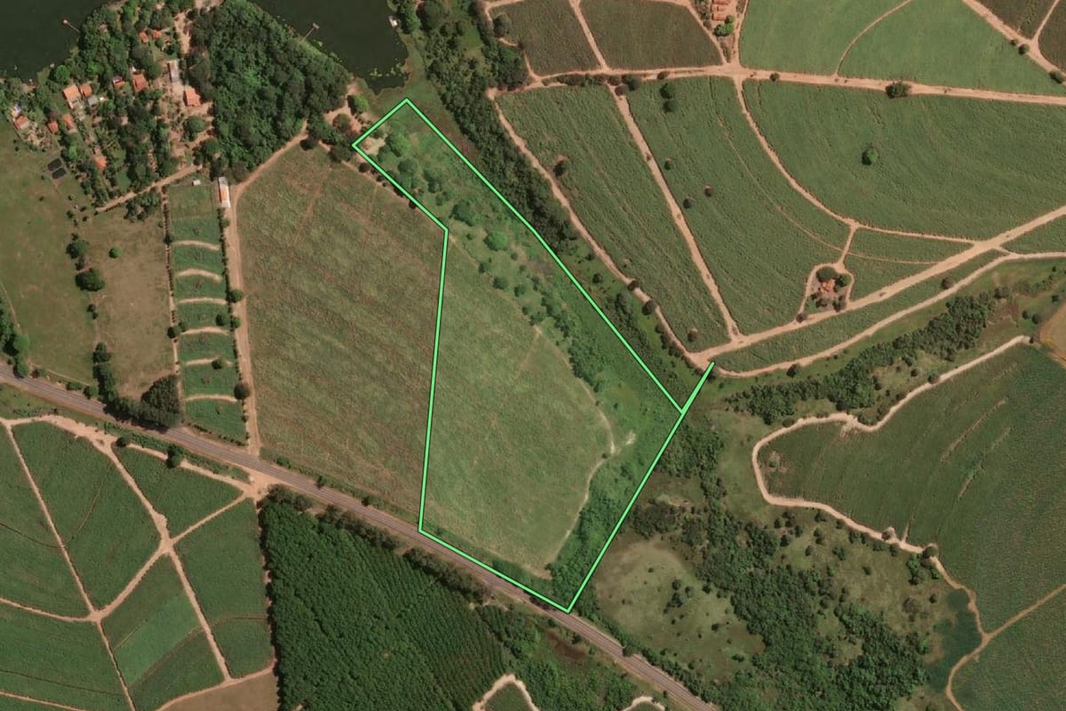 Imagem de satélite do imóvel rural em Irapuã (SP), com o contorno declarado no CAR desenhado por cima.