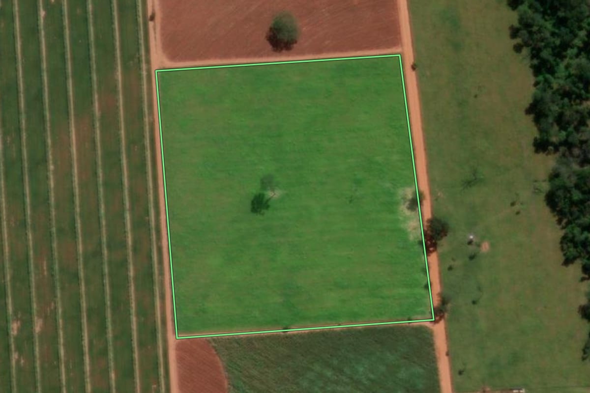 Imagem de satélite do imóvel rural em Irapuã (SP), com o contorno declarado no CAR desenhado por cima.
