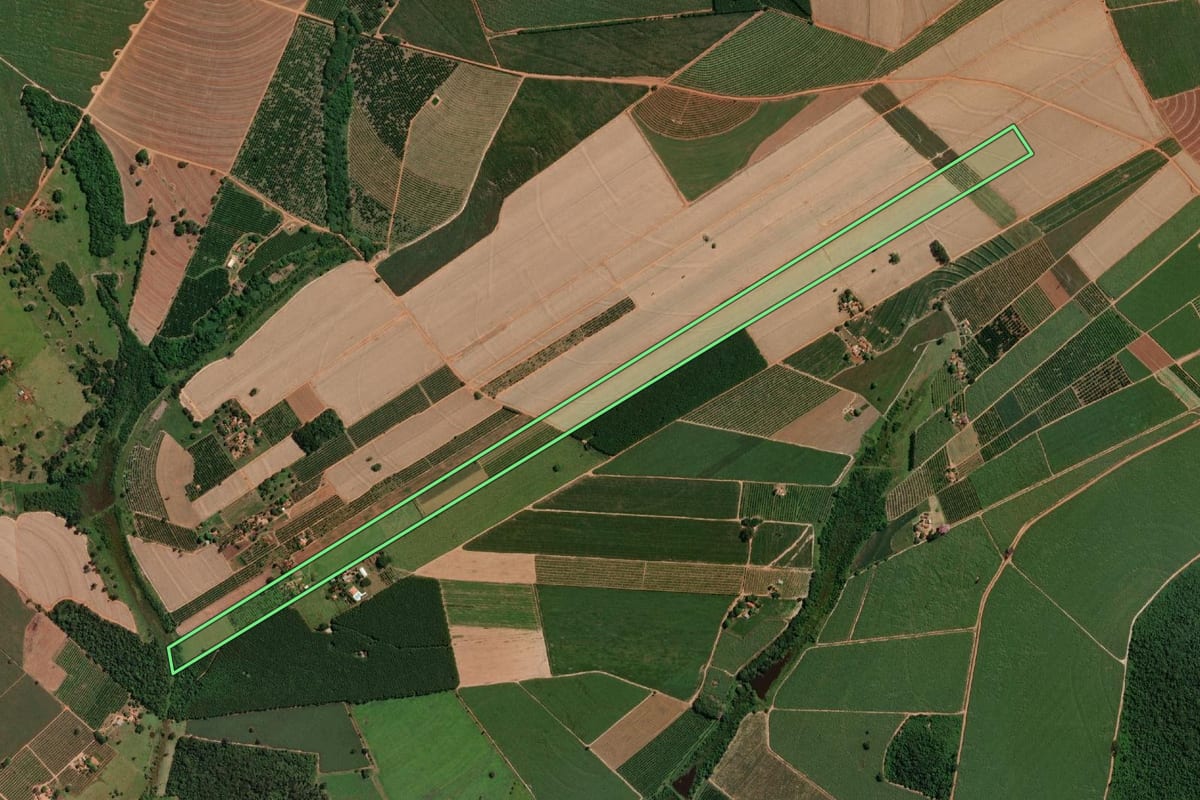 Imagem de satélite do imóvel rural em Irapuã (SP), com o contorno declarado no CAR desenhado por cima.