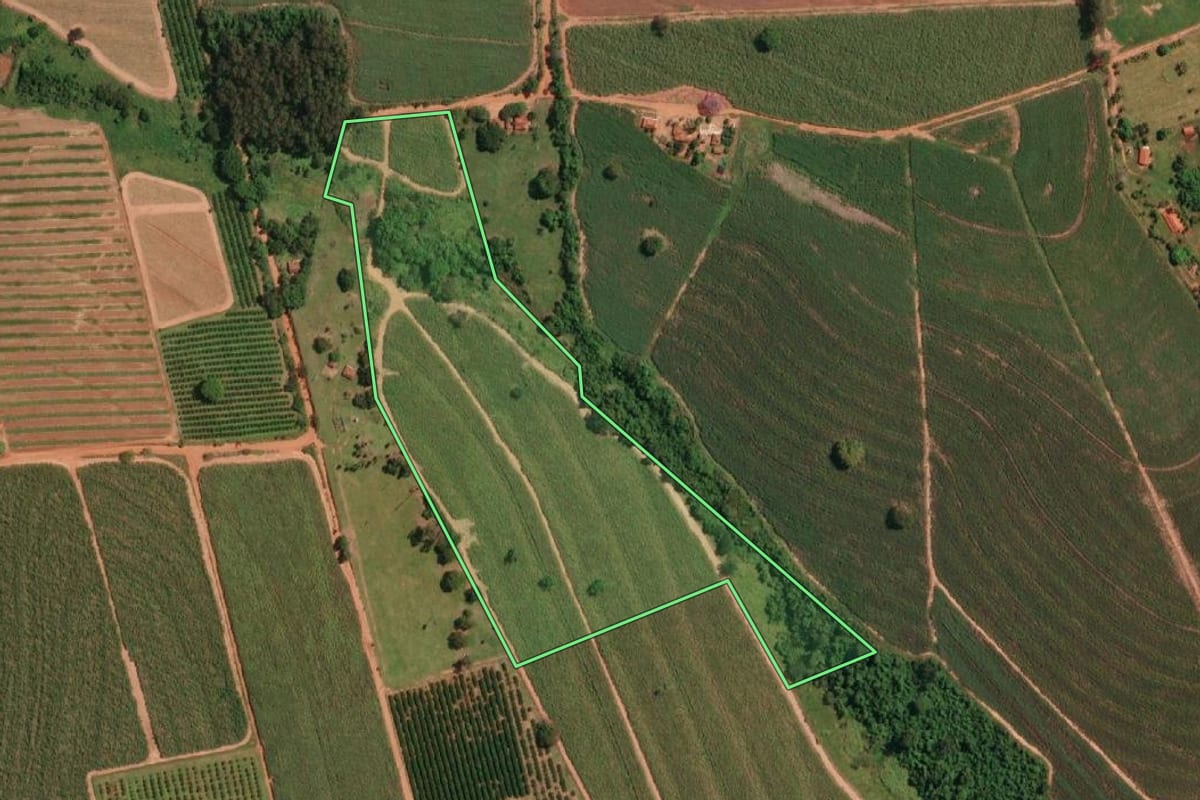 Imagem de satélite do imóvel rural em Irapuã (SP), com o contorno declarado no CAR desenhado por cima.
