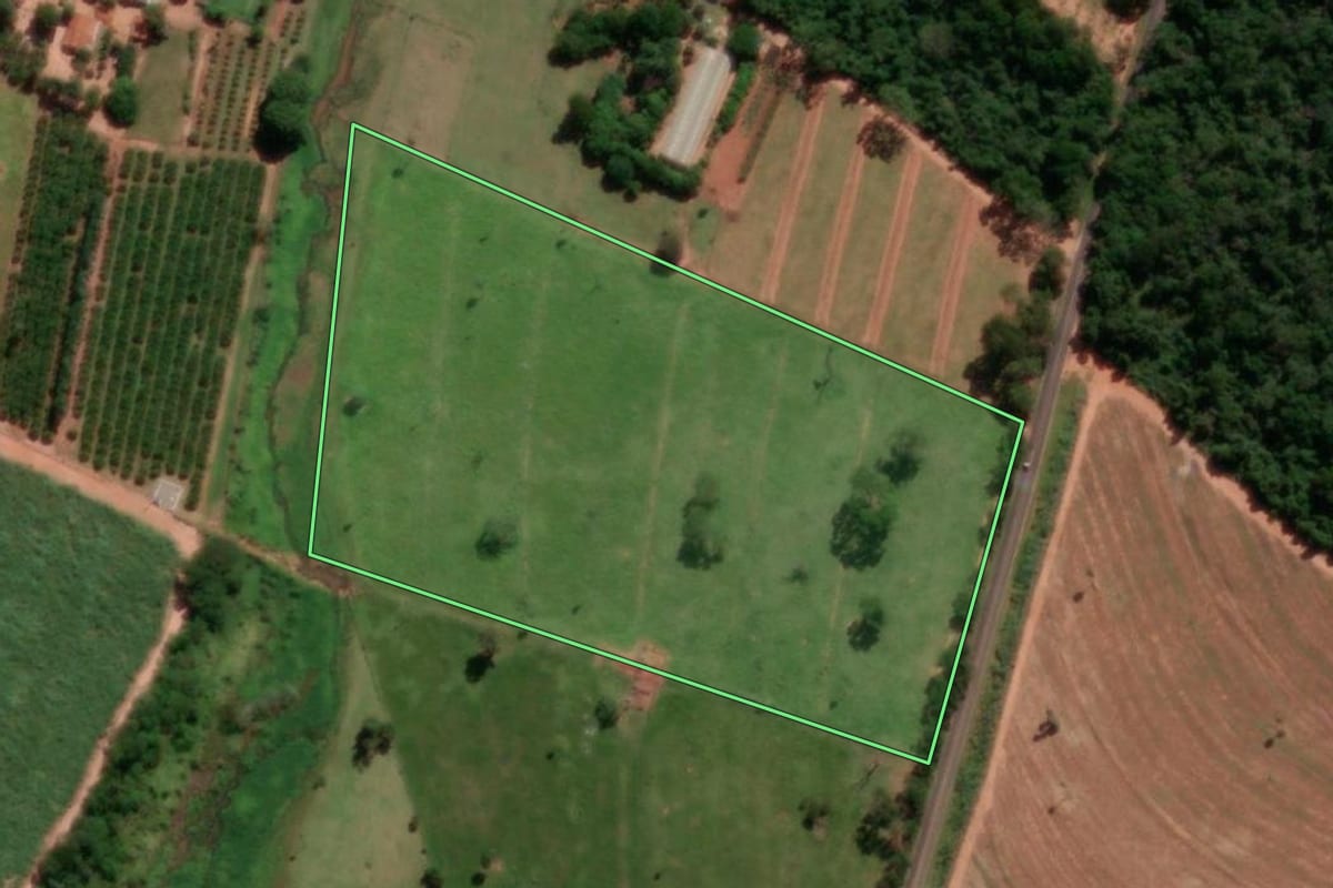 Imagem de satélite do imóvel rural em Irapuã (SP), com o contorno declarado no CAR desenhado por cima.