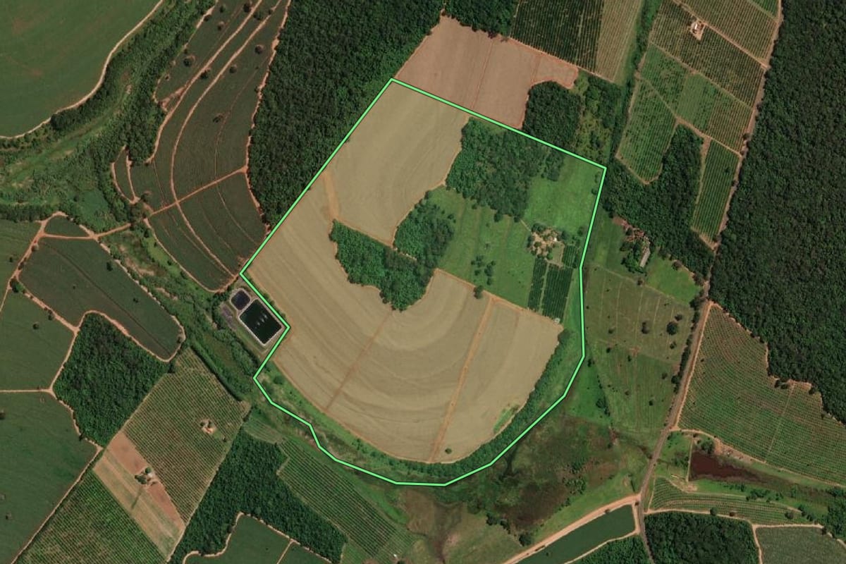 Imagem de satélite do imóvel rural em Irapuã (SP), com o contorno declarado no CAR desenhado por cima.