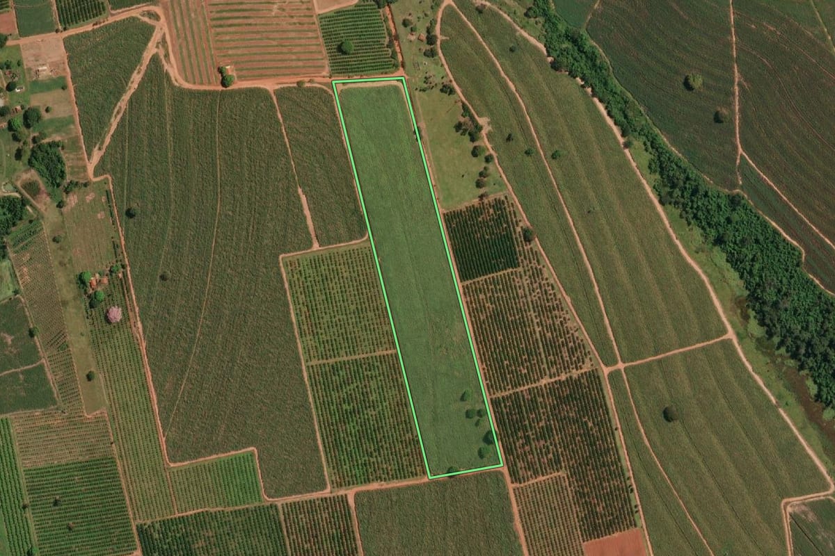 Imagem de satélite do imóvel rural em Irapuã (SP), com o contorno declarado no CAR desenhado por cima.