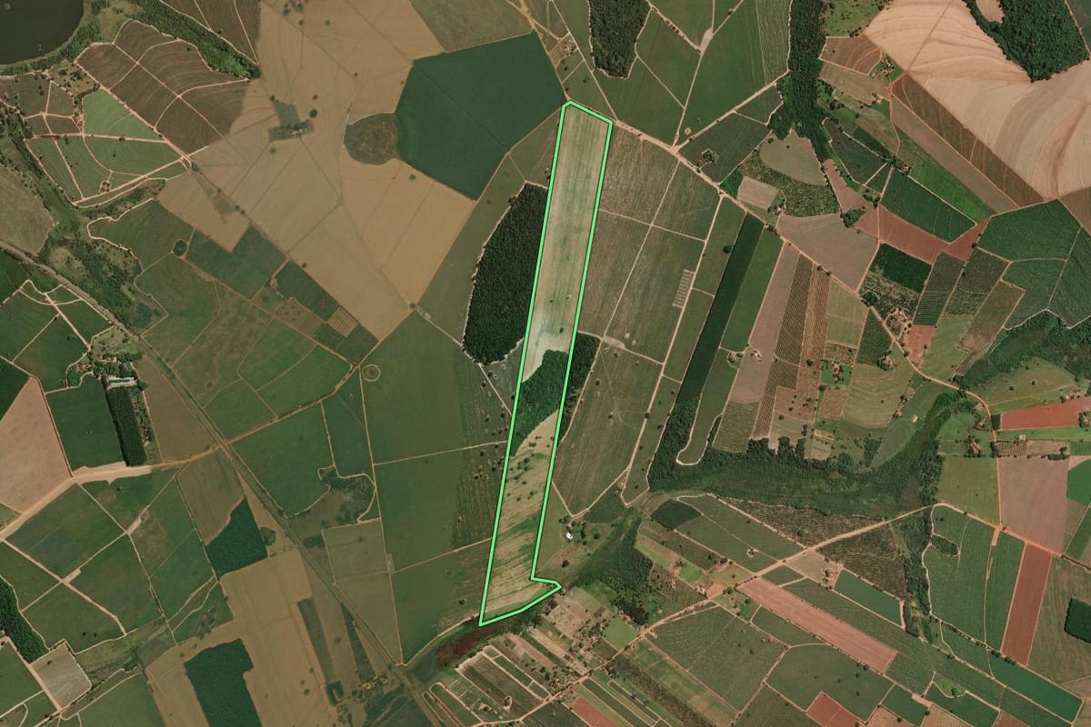 Imagem de satélite do imóvel rural em Irapuã (SP), com o contorno declarado no CAR desenhado por cima.