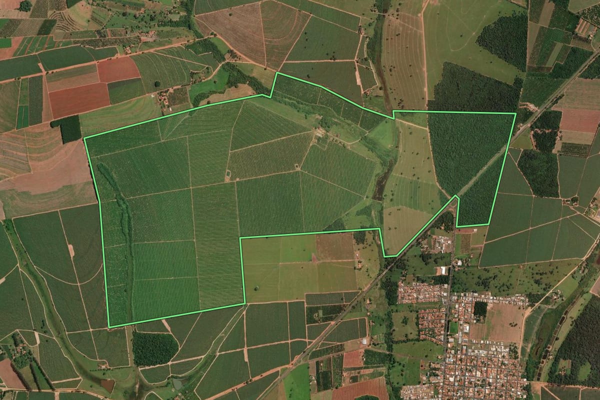 Imagem de satélite do imóvel rural em Irapuã (SP), com o contorno declarado no CAR desenhado por cima.
