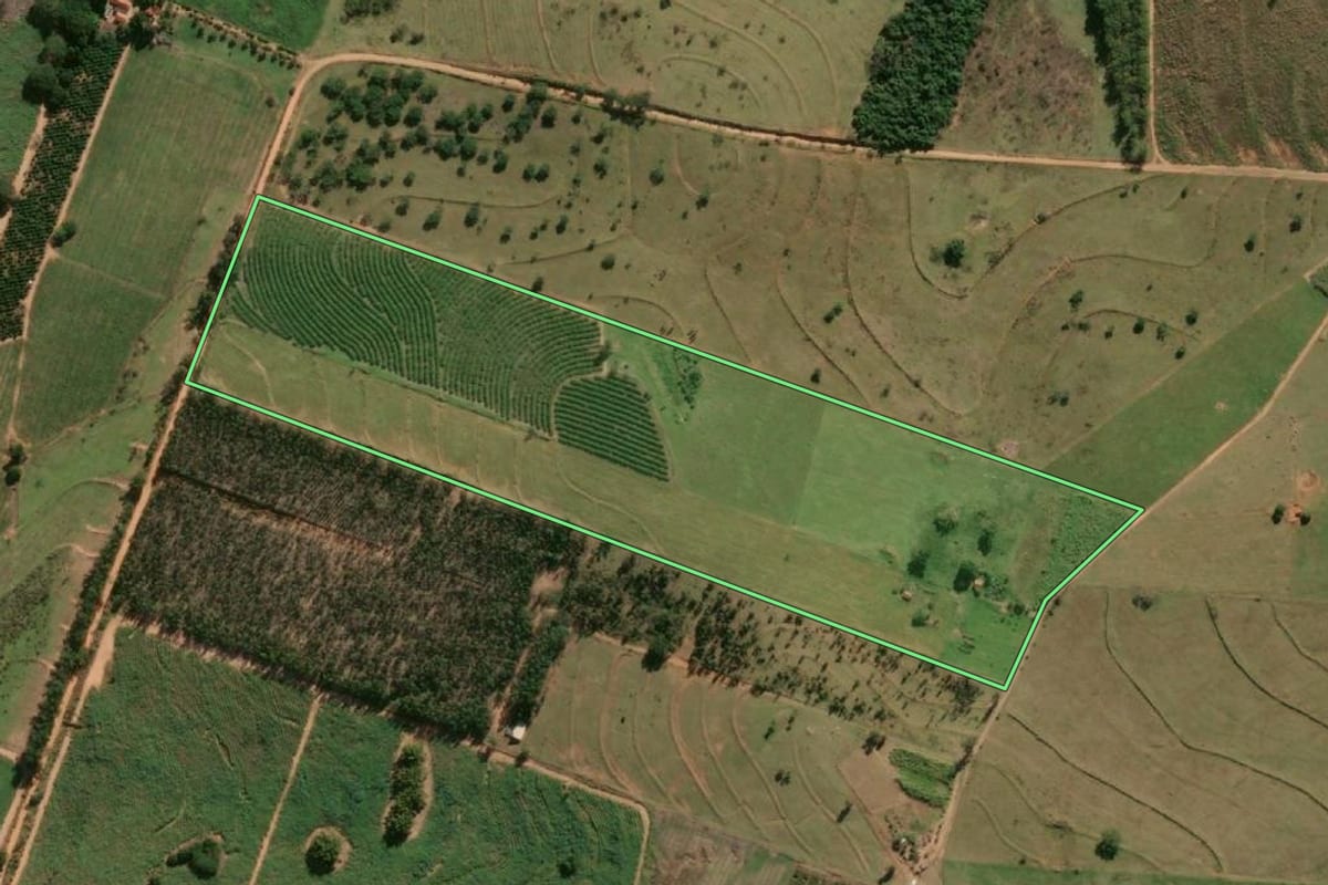 Imagem de satélite do imóvel rural em Irapuru (SP), com o contorno declarado no CAR desenhado por cima.