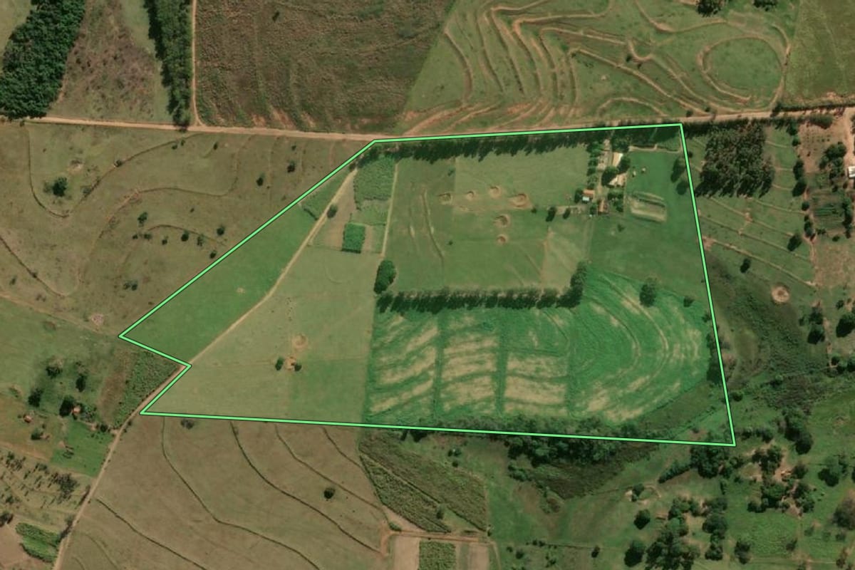 Imagem de satélite do imóvel rural em Irapuru (SP), com o contorno declarado no CAR desenhado por cima.
