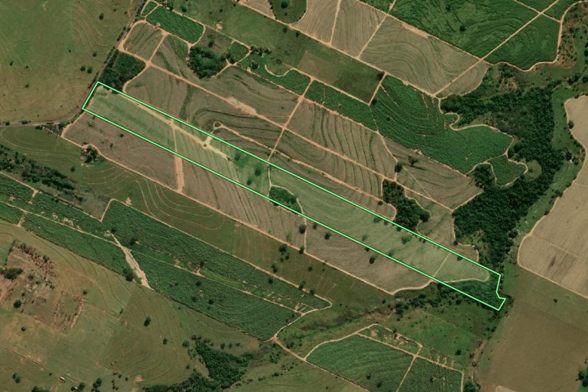 Imagem de satélite do imóvel rural em Irapuru (SP), com o contorno declarado no CAR desenhado por cima.