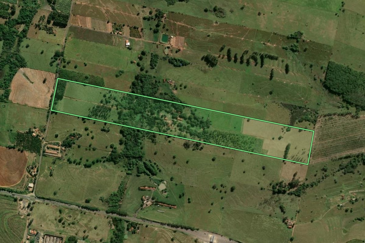 Imagem de satélite do imóvel rural em Irapuru (SP), com o contorno declarado no CAR desenhado por cima.