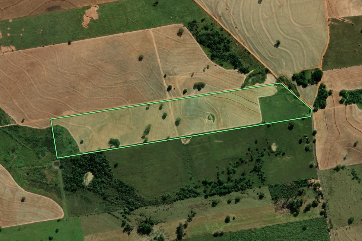 Imagem de satélite do imóvel rural em Irapuru (SP), com o contorno declarado no CAR desenhado por cima.