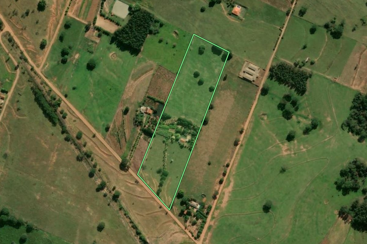 Imagem de satélite do imóvel rural em Irapuru (SP), com o contorno declarado no CAR desenhado por cima.