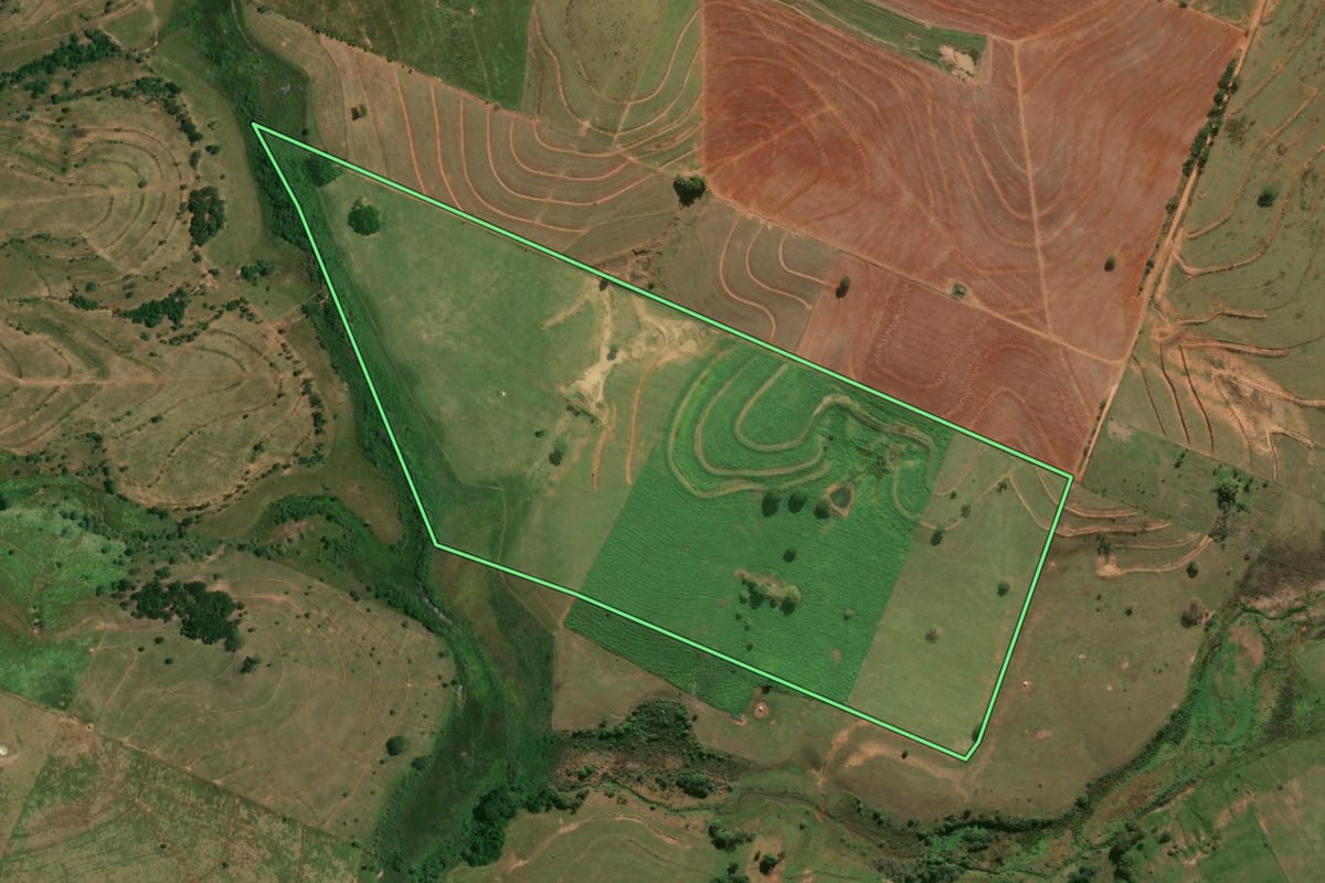 Imagem de satélite do imóvel rural em Irapuru (SP), com o contorno declarado no CAR desenhado por cima.