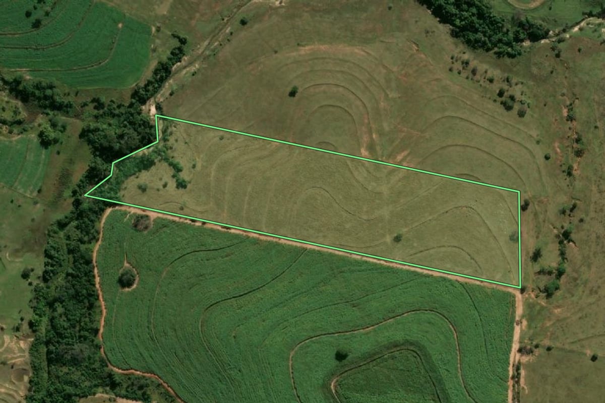 Imagem de satélite do imóvel rural em Irapuru (SP), com o contorno declarado no CAR desenhado por cima.