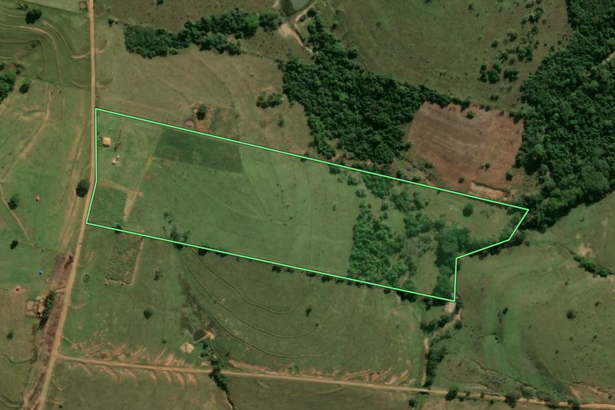 Imagem de satélite do imóvel rural em Irapuru (SP), com o contorno declarado no CAR desenhado por cima.