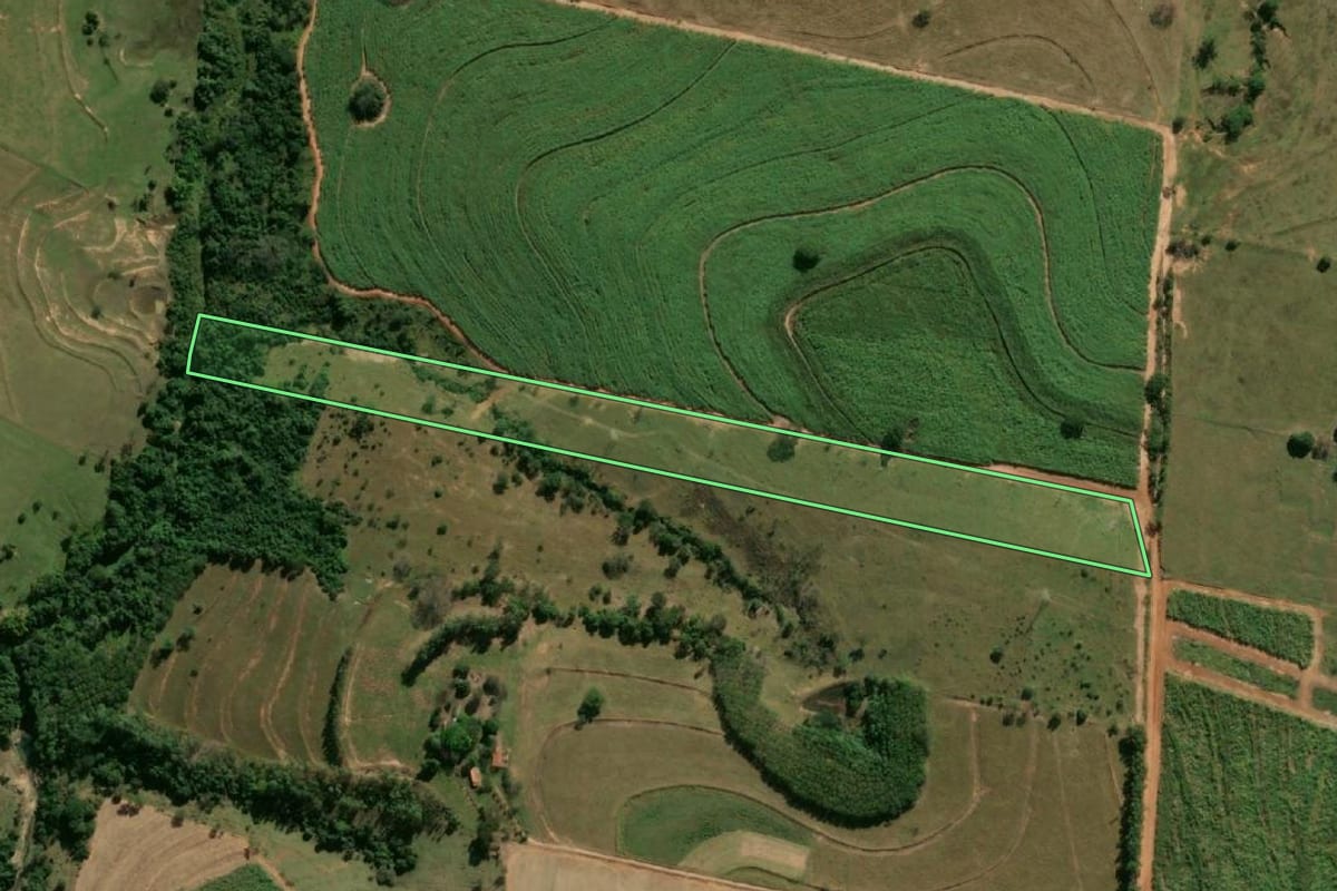 Imagem de satélite do imóvel rural em Irapuru (SP), com o contorno declarado no CAR desenhado por cima.