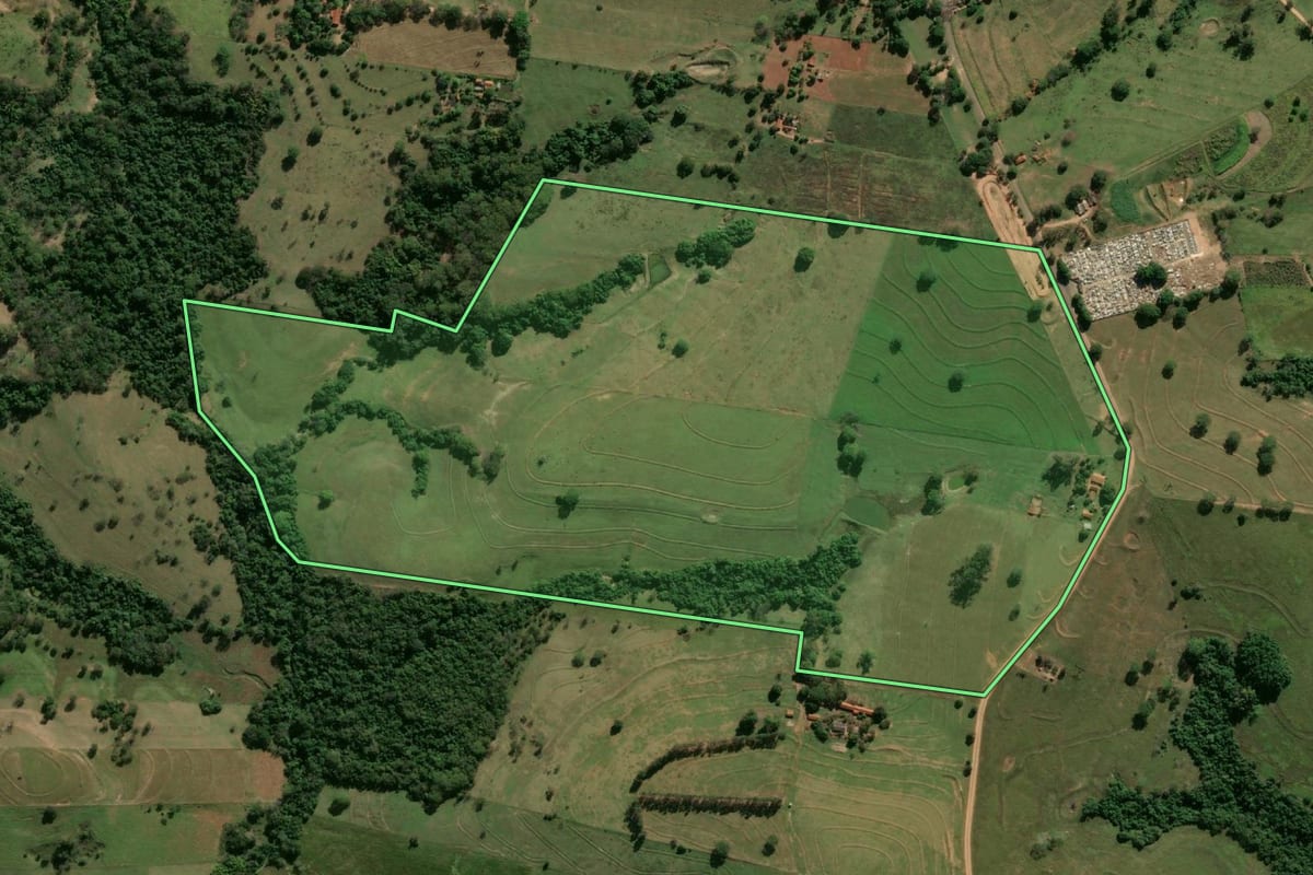 Imagem de satélite do imóvel rural em Irapuru (SP), com o contorno declarado no CAR desenhado por cima.