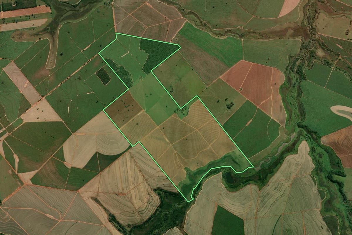Imagem de satélite do imóvel rural em Irapuru (SP), com o contorno declarado no CAR desenhado por cima.