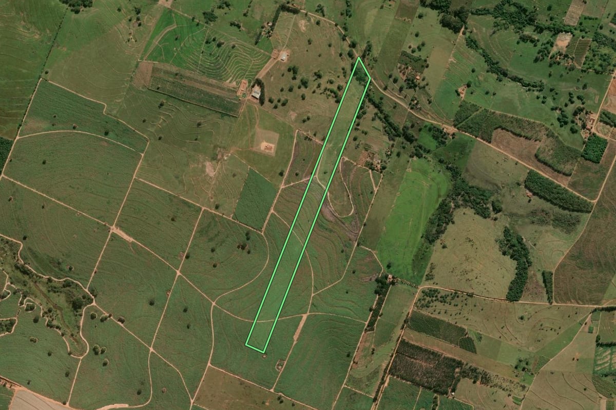 Imagem de satélite do imóvel rural em Irapuru (SP), com o contorno declarado no CAR desenhado por cima.