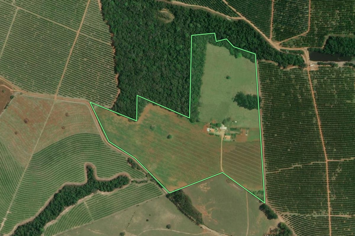 Imagem de satélite do imóvel rural em Itaberá (SP), com o contorno declarado no CAR desenhado por cima.