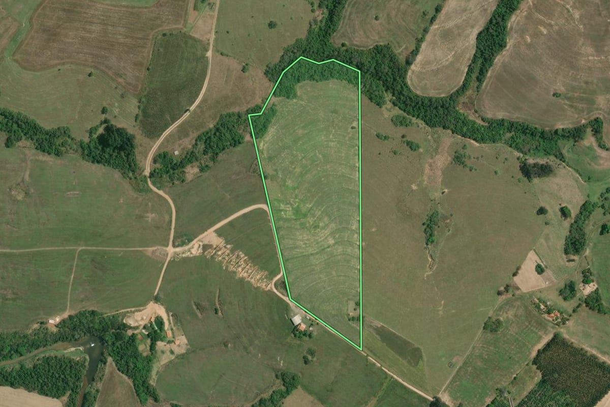 Imagem de satélite do imóvel rural em Itaberá (SP), com o contorno declarado no CAR desenhado por cima.