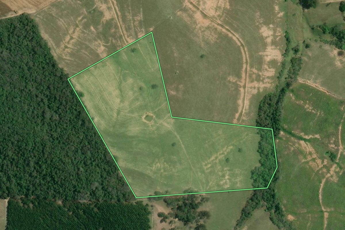 Imagem de satélite do imóvel rural em Itaberá (SP), com o contorno declarado no CAR desenhado por cima.