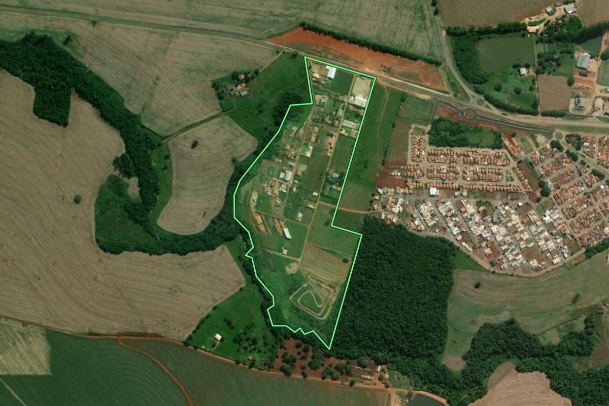 Imagem de satélite do imóvel rural em Itaberá (SP), com o contorno declarado no CAR desenhado por cima.