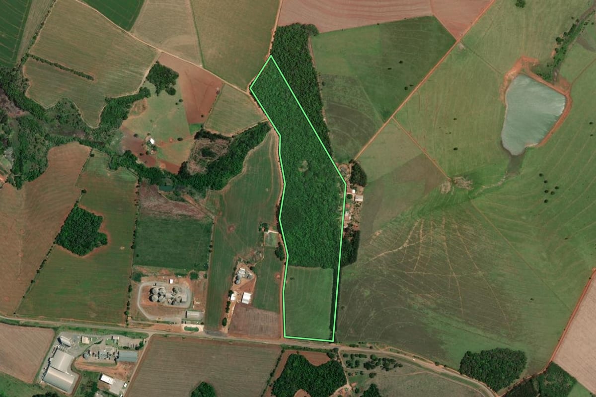 Imagem de satélite do imóvel rural em Itaberá (SP), com o contorno declarado no CAR desenhado por cima.