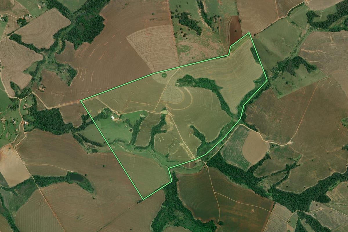 Imagem de satélite do imóvel rural em Itaberá (SP), com o contorno declarado no CAR desenhado por cima.